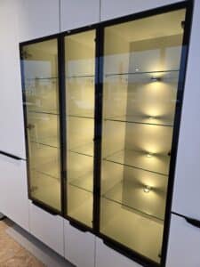 Glasvitrine mit LED-Beleuchtung in der Nobilia Fashion Küche Alpinweiß bei XXL Cuisine Eupen