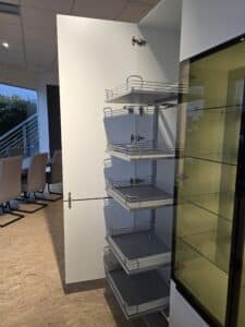 Apothekerschrank mit Auszugssystem in moderner Einbauküche bei XXL Cuisine Eupen