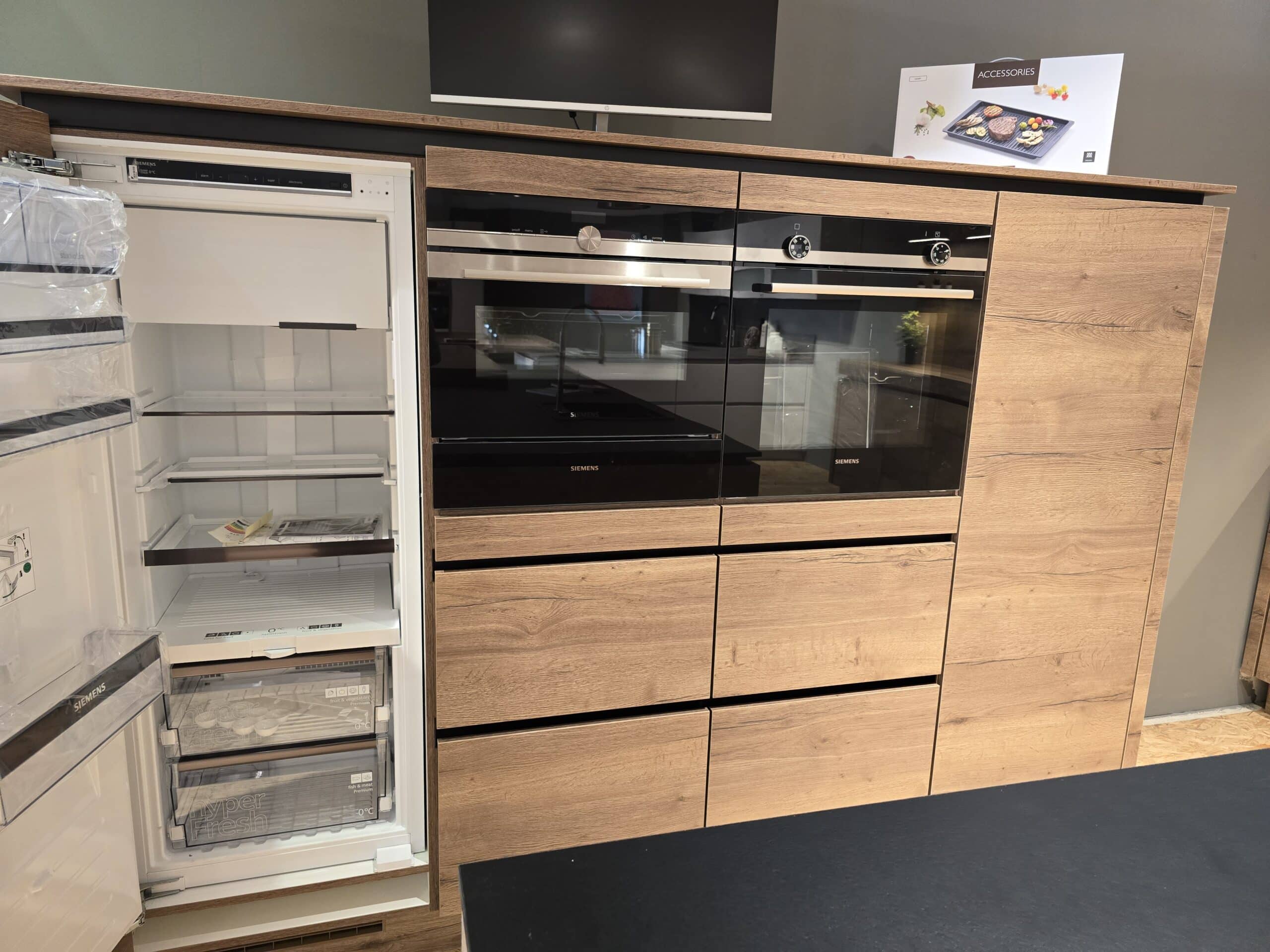 Kühlschrank neben den Elektrogeräten in der Nobilia Struktura Küche Eiche Havanna bei XXL Cuisine Eupen
