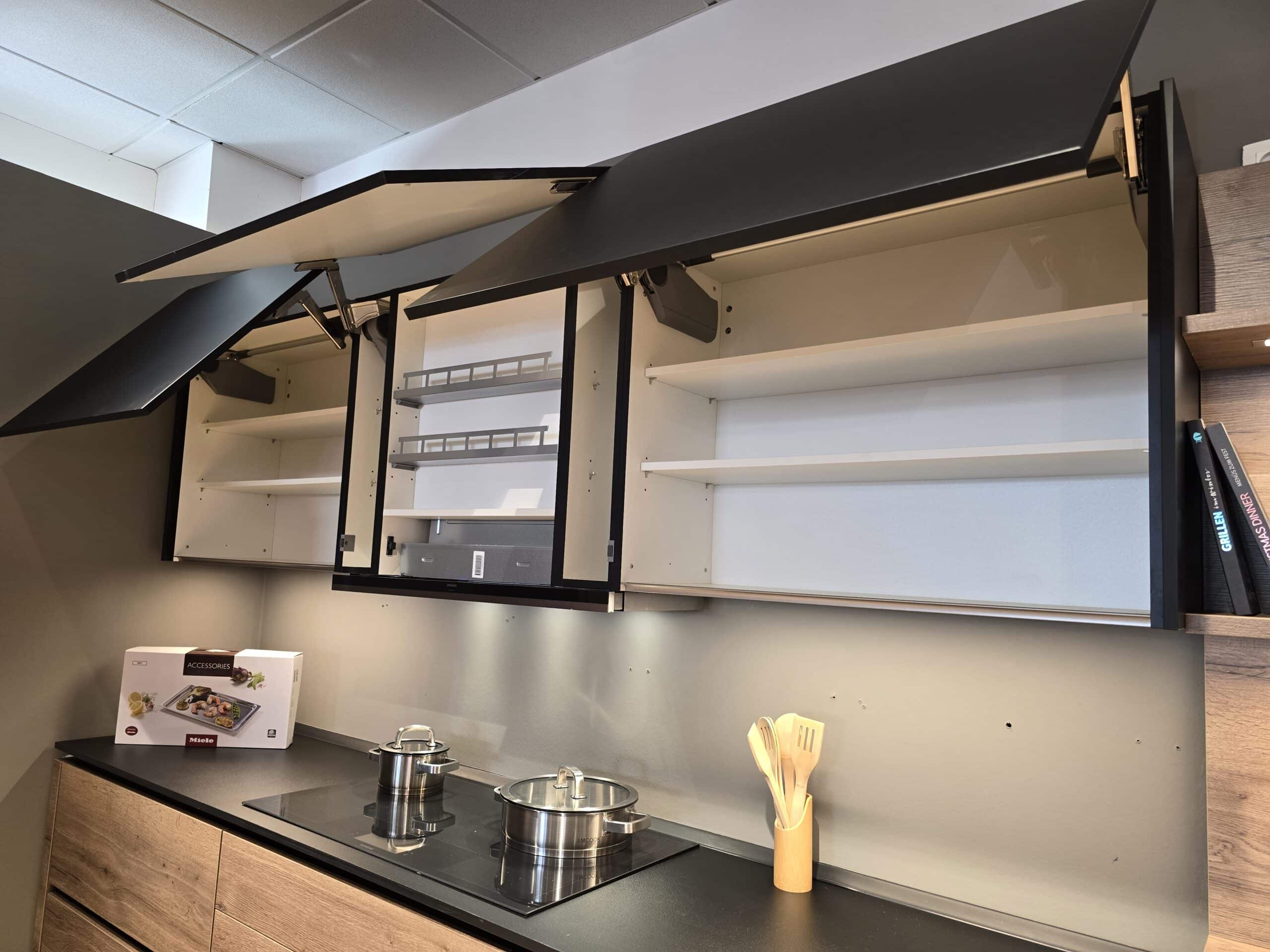 Hängeschränke mit Holzoptik in der Nobilia Struktura Küche Eiche Havanna bei XXL Cuisine Eupen