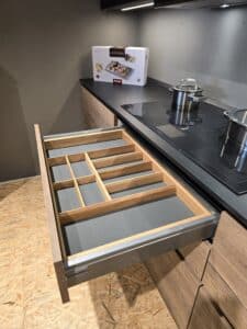 Große Auszüge unter der Arbeitsplatte in der Nobilia Struktura Küche Eiche Havanna bei XXL Cuisine Eupen