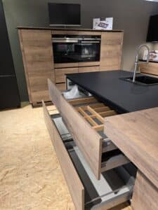 Schubkästen an der Kochinsel der Nobilia Struktura Küche Eiche Havanna bei XXL Cuisine Eupen