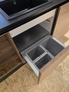 Mülltrennsystem in der Nobilia Struktura Küche Eiche Havanna bei XXL Cuisine Eupen