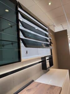 Hängeschrank mit elektrischer Öffnung in der Nobilia Artis Küche Glasoptik Weiß bei XXL Cuisine Eupen
