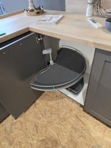 Eckkarussell für Töpfe in der Nobilia Cascada Küche Schiefergrau bei XXL Cuisine Eupen