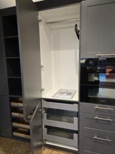 Garderobe mit Vorratsschrank in der Nobilia Cascada Küche Schiefergrau bei XXL Cuisine Eupen