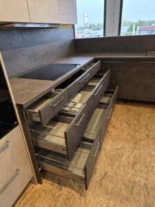 Schubladenauszug in der Nobilia Riva Küche Betonsand / Betonterra bei XXL Cuisine Eupen
