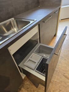 Integriertes Mülltrennsystem in der Nobilia Riva Küche Betonsand / Betonterra bei XXL Cuisine Eupen