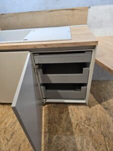 Vorratsschrank unter der Spüle in der Nobilia Easytouch Küche Sand bei XXL Cuisine Eupen
