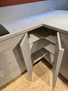 Eckschrank in der Nobilia Riva Küche Betongrau bei XXL Cuisine Eupen