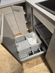 Mülltrennsystem in der Nobilia Riva Küche Betongrau bei XXL Cuisine Eupen