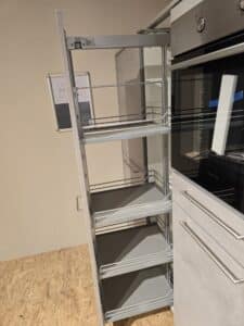 Apothekerschrank in der Nobilia Riva Küche Betongrau bei XXL Cuisine Eupen
