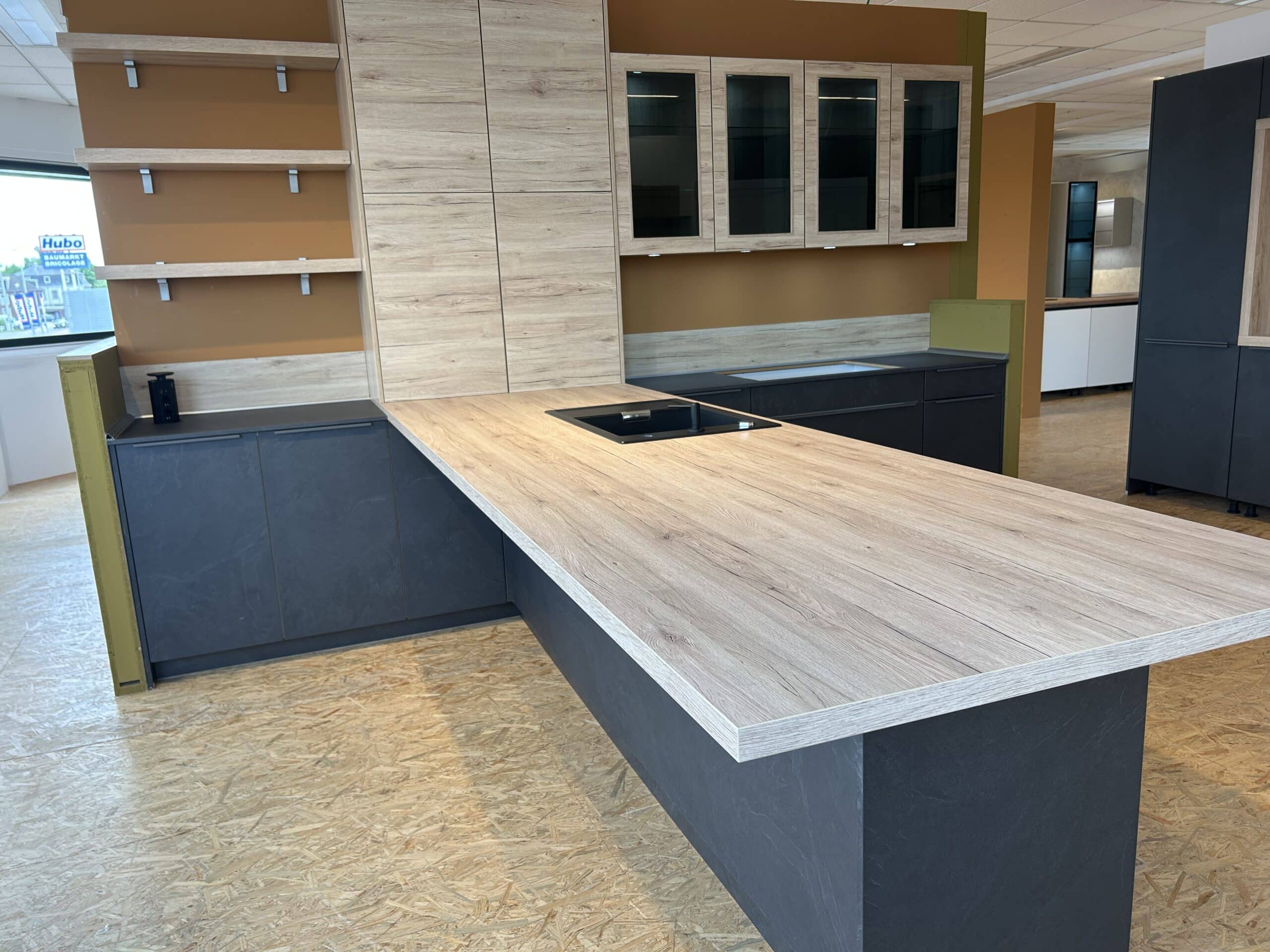 Detailansicht der Nobilia Stone Küche in Schwarzbeton mit Eiche bei XXL Cuisine Eupen