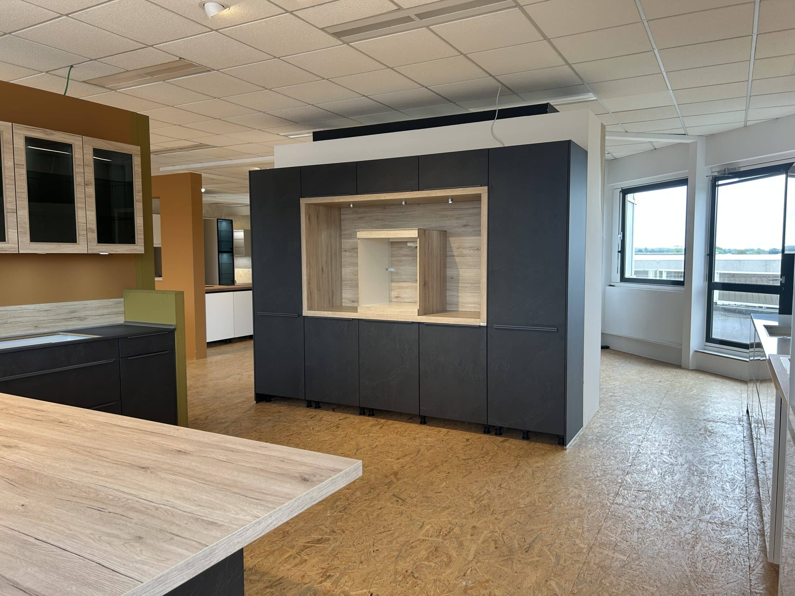 Moderne Designküche in dunkler Holzoptik mit Kochinsel bei XXL Cuisine in Eupen